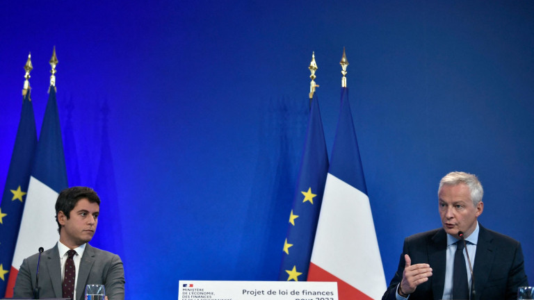 French Minister for the Economy and Finances Bruno Le Maire (R) and French Junior Minister for Public Accounts Gabriel Attal (L) hold a press conference to present the 2023 Finance bill at the French Economy and Finance Ministry in Paris on September 26, 2022. (Photo by STEPHANE DE SAKUTIN / AFP) FRANCE-POLITICS-ECONOMY-FINANCE