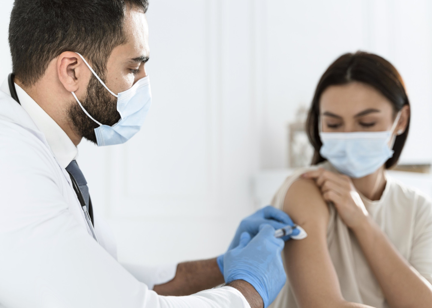 doctor-vaccinating-young-woman